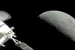 Tras sobrevolar la Luna de cerca, la cápsula Orion inicia su regreso a la Tierra