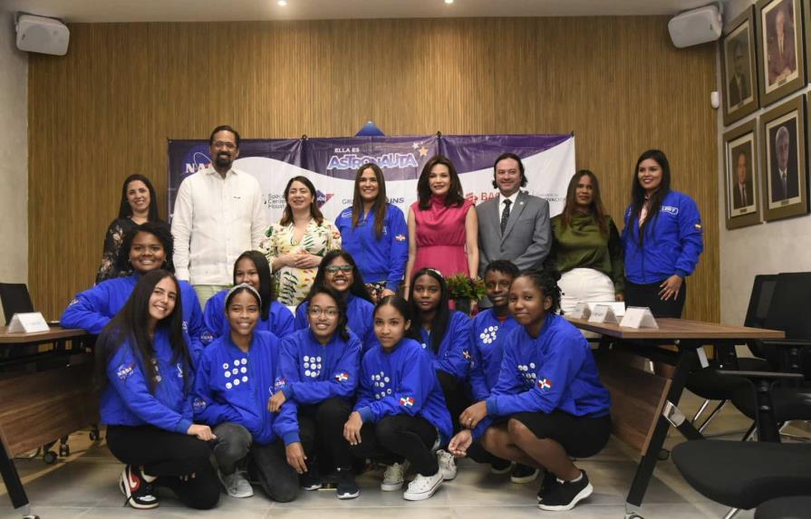 Diez adolescentes dominicanas visitan el Space Center de la NASA