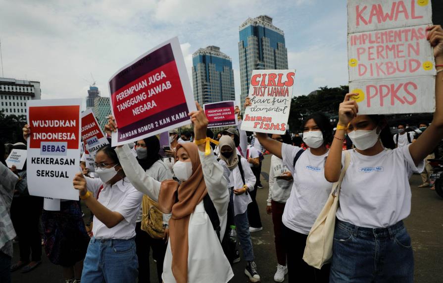 Indonesia aprueba una reforma penal que castiga el sexo extramarital