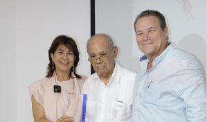 Docamed reconoce los 50 años de excelencia médica del pediatra Andrés Ríos Faxas