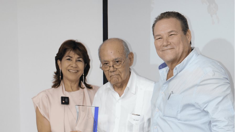 Docamed reconoce los 50 años de excelencia médica del pediatra Andrés Ríos Faxas Docamed reconoce los 50 años de excelencia médica del pediatra Andrés Ríos Faxas
