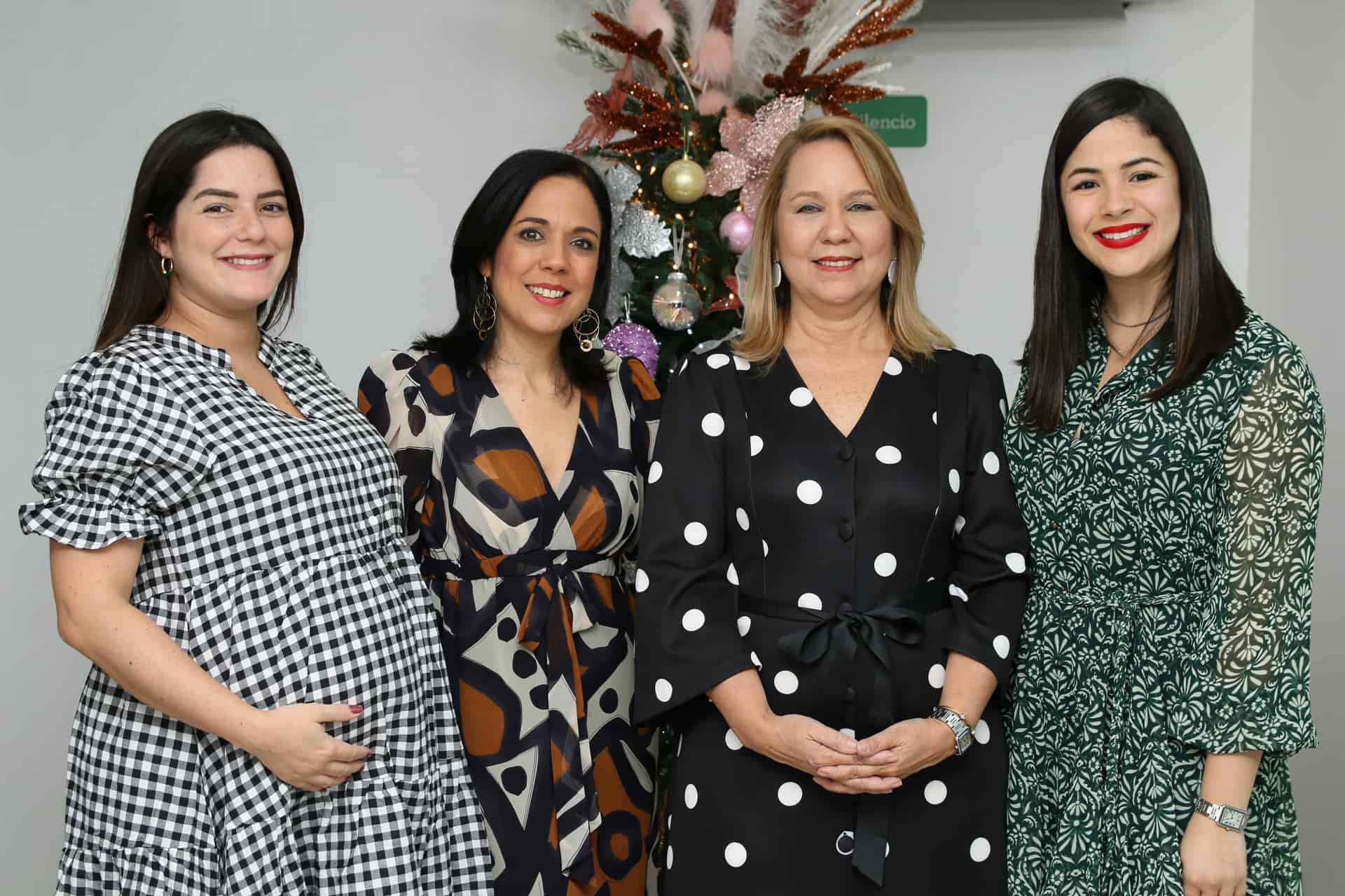 Karla Viñas, Andrea Ríos, Didi Ríos y Mabel Queliz.  