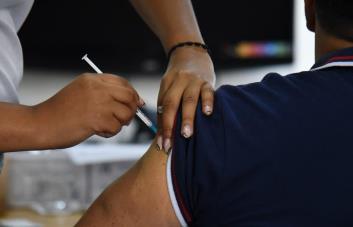 Destacan la importancia del refuerzo de vacunas Covid en curva creciente de casos