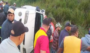 Un muerto y cinco heridos al volcarse minibús en carretera Navarrete-Puerto Plata