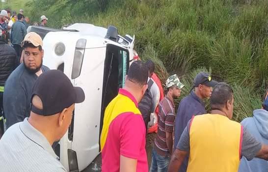 Un muerto y cinco heridos al volcarse minibús en carretera Navarrete-Puerto Plata