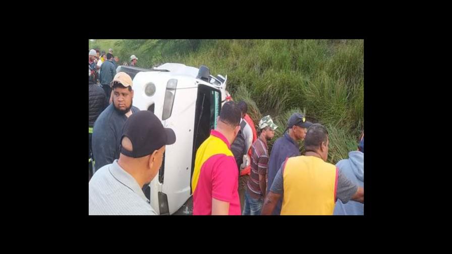 Un muerto y cinco heridos al volcarse minibús en carretera Navarrete-Puerto Plata Un muerto y cinco heridos al volcarse minibús en carretera Navarrete-Puerto Plata