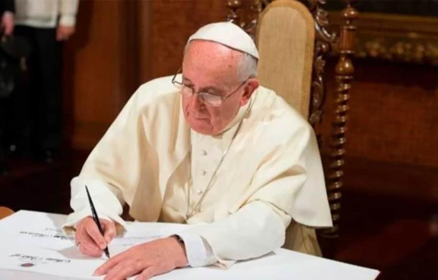 El papa establece que fundaciones vaticanas pasen al control de la Santa Sede