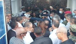 Entre dolor, llantos y aplausos sepultan restos de Amable Aristy Castro