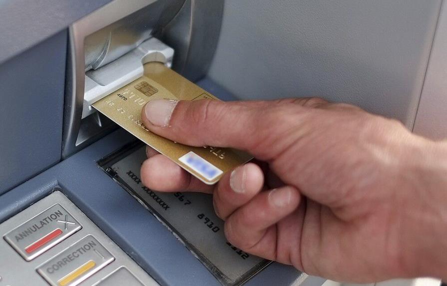 Apresan en Santiago dos personas por robo de tarjetas bancarias