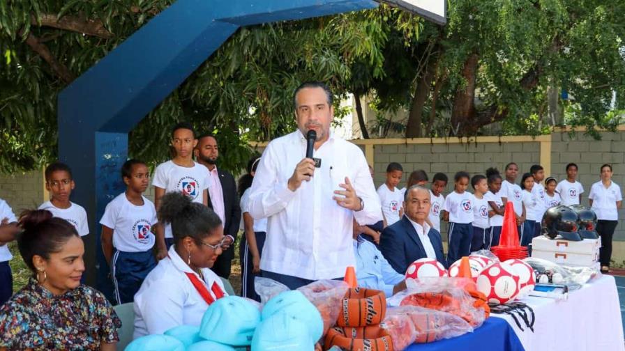 Inefi entrega utilería deportiva al Liceo Antonio Duvergé del DN