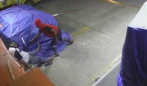 Video | Hombre le roba escopeta a vigilante mientras dormía en San Francisco de Macorís