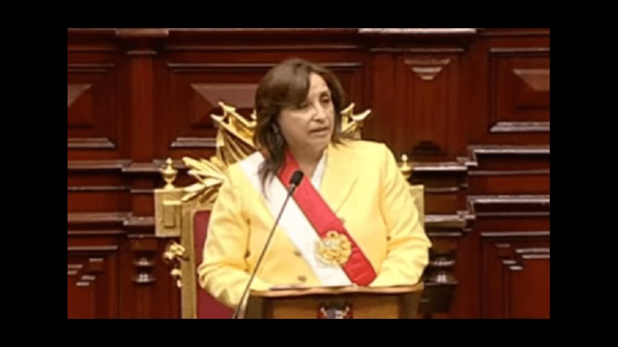 La abogada Dina Boluarte jura como primera presidenta de la historia de Perú