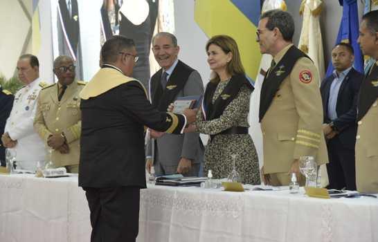 Vicepresidenta juramenta a 5,295 profesionales civiles y militares