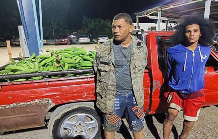 Apresan dos hombres con camioneta cargada de plátanos robados en finca de Valverde