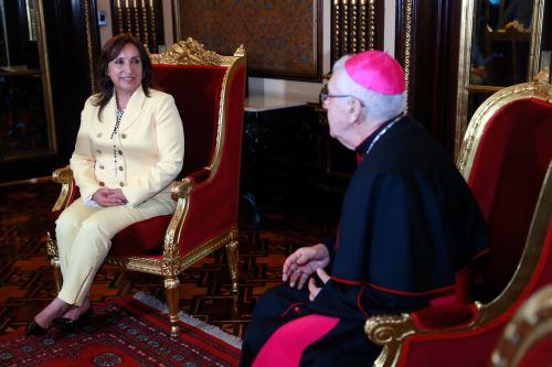 La presidenta de Perú resalta la unidad al recibir al arzobispo de Lima