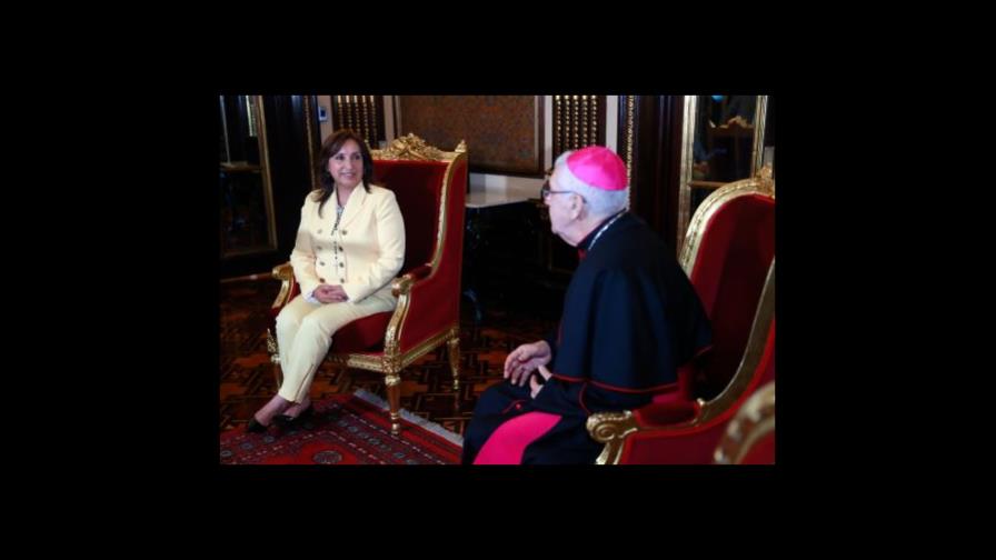 La presidenta de Perú resalta la unidad al recibir al arzobispo de Lima