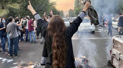 Irán niega abusos sexuales a mujeres encarceladas en las protestas