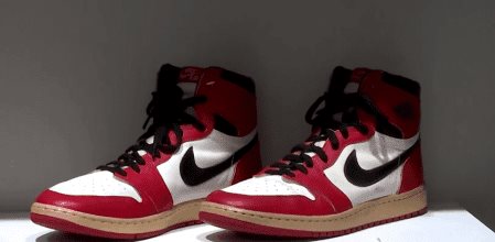 Dos pares de zapatillas de Jordan recaudan casi 300,000 dólares en subasta