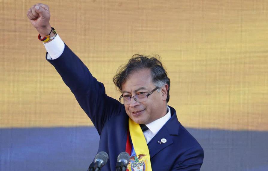 Presidente colombiano dice que Pedro Castillo se dejó llevar a un suicidio político en Perú