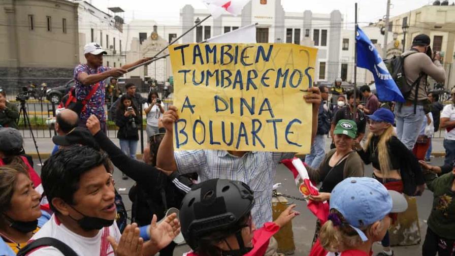 Protestas a favor y en contra de la destitución de Pedro Castillo en Perú