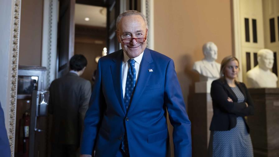 Bloque de senadores demócratas reelige a Schumer como líder