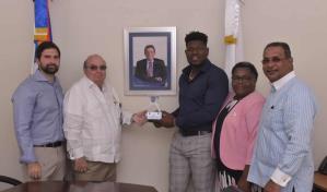 Fundaci&oacute;n Rica rinde homenaje al lanzador de MLB H&eacute;ctor Neris