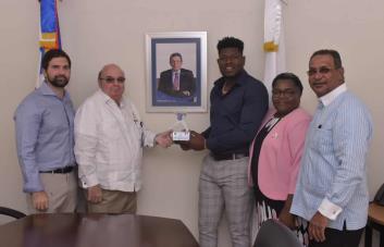 Fundación Rica rinde homenaje al lanzador de MLB Héctor Neris