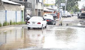 Demandan solución a charco en autopista Duarte Vieja