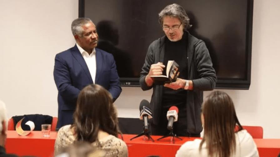 Escritor dominicano Juan Colón recibe premio en Milán, Italia Escritor dominicano Juan Colón recibe premio en Milán, Italia