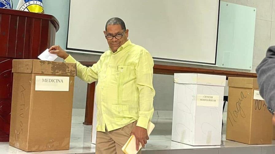 Eligen al Dr. Fredis de Jesús Reyes como coordinador de Cátedra de Cirugía de la UASD Eligen al Dr. Fredis de Jesús Reyes como coordinador de Cátedra de Cirugía de la UASD