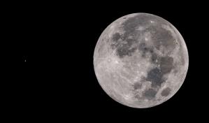 &Uacute;ltima luna llena del 2022 posa junto a Marte sobre Rep&uacute;blica Dominicana