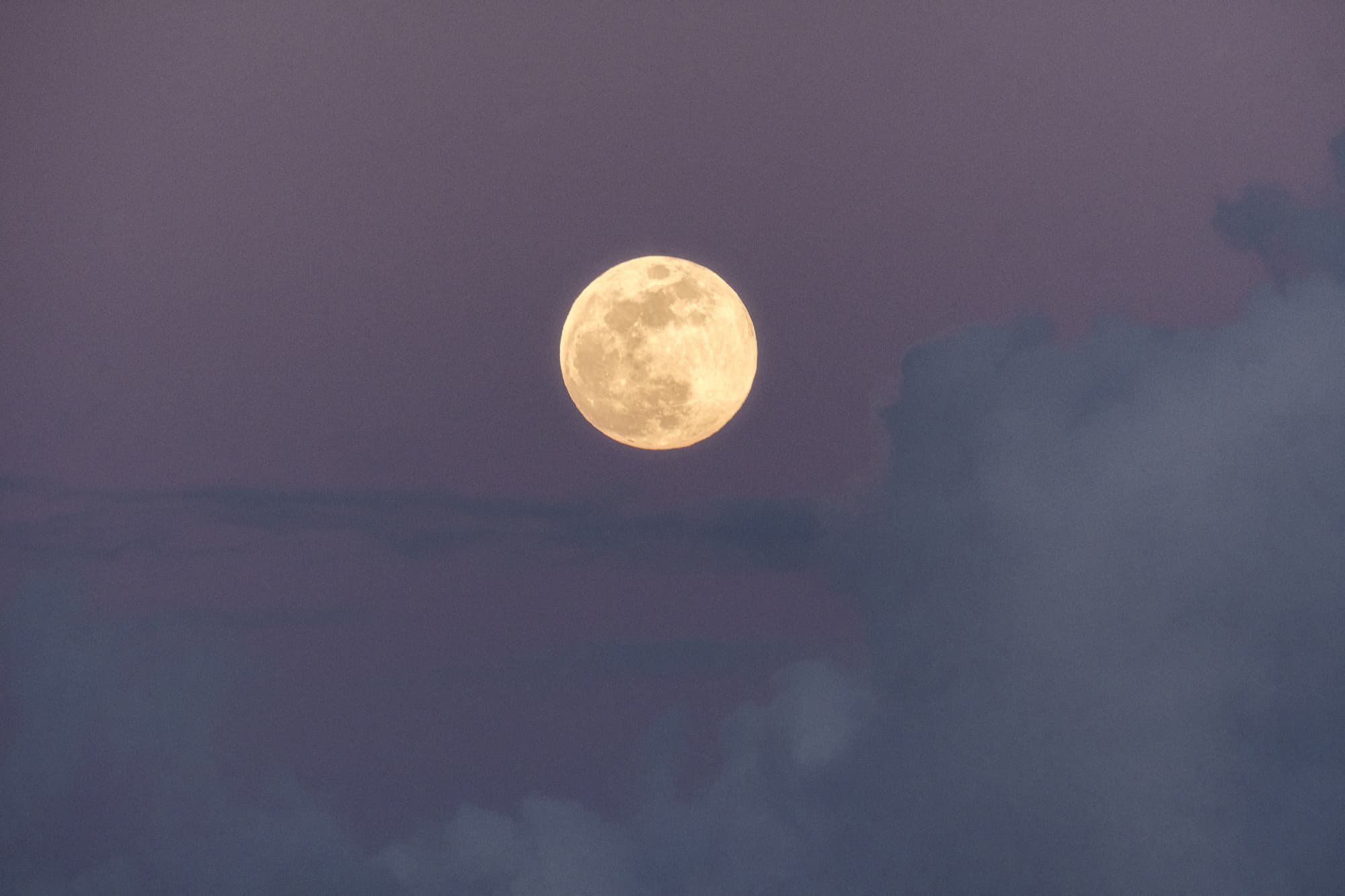 La luna llena vista desde el Estadio Quisqueya en Santo Domingo.