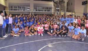Niverka Marte es reconocida en club Naco en inauguración Torneo Infantil de Voleibol