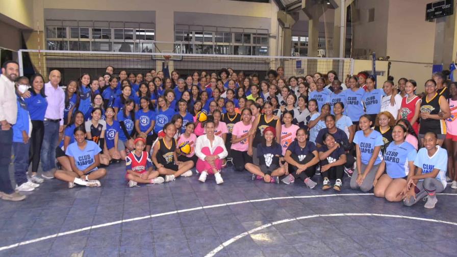 Niverka Marte es reconocida en club Naco en inauguración Torneo Infantil de Voleibol