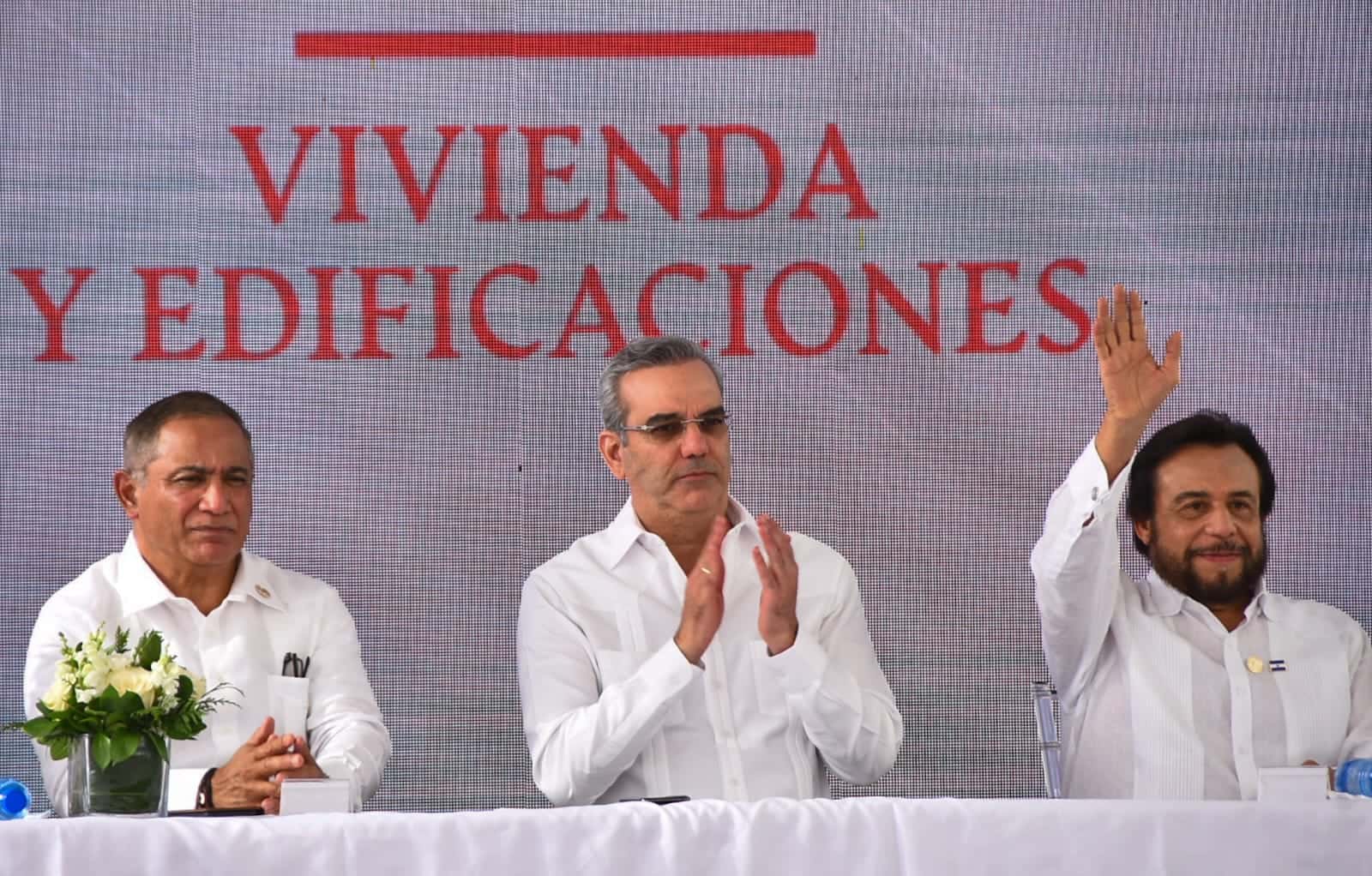 El primer ministro de Belice, Juan Antonio Briceño, presidente Luis Abinader y el vicepresidente de El Salvador, Félix Ulloa Garay.