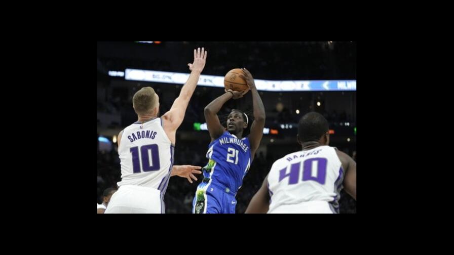 Holiday y Giannis lideran a Bucks en triunfo sobre Kings