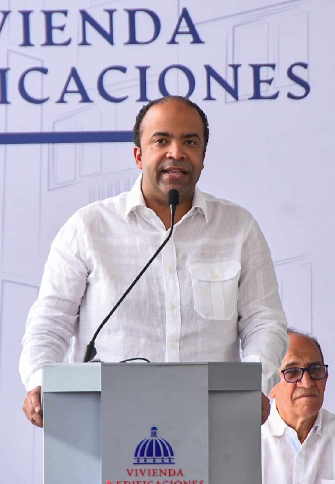 Samuel Pereyra, administrador del Banco de Reservas, hablando durante el acto de entrega.