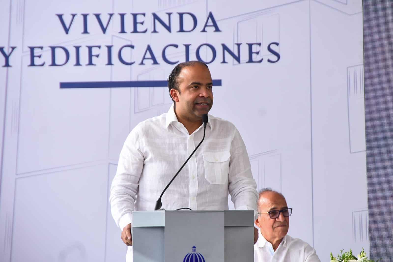 Samuel Pereyra, administrador del Banco de Reservas, hablando durante el acto de entrega.