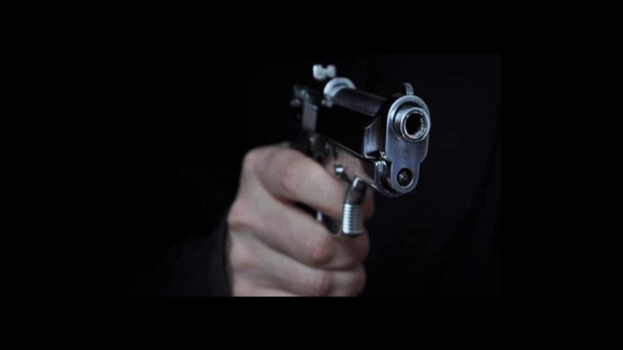 Hombre mata mujer que tenía niña entre sus brazos en provincia Duarte