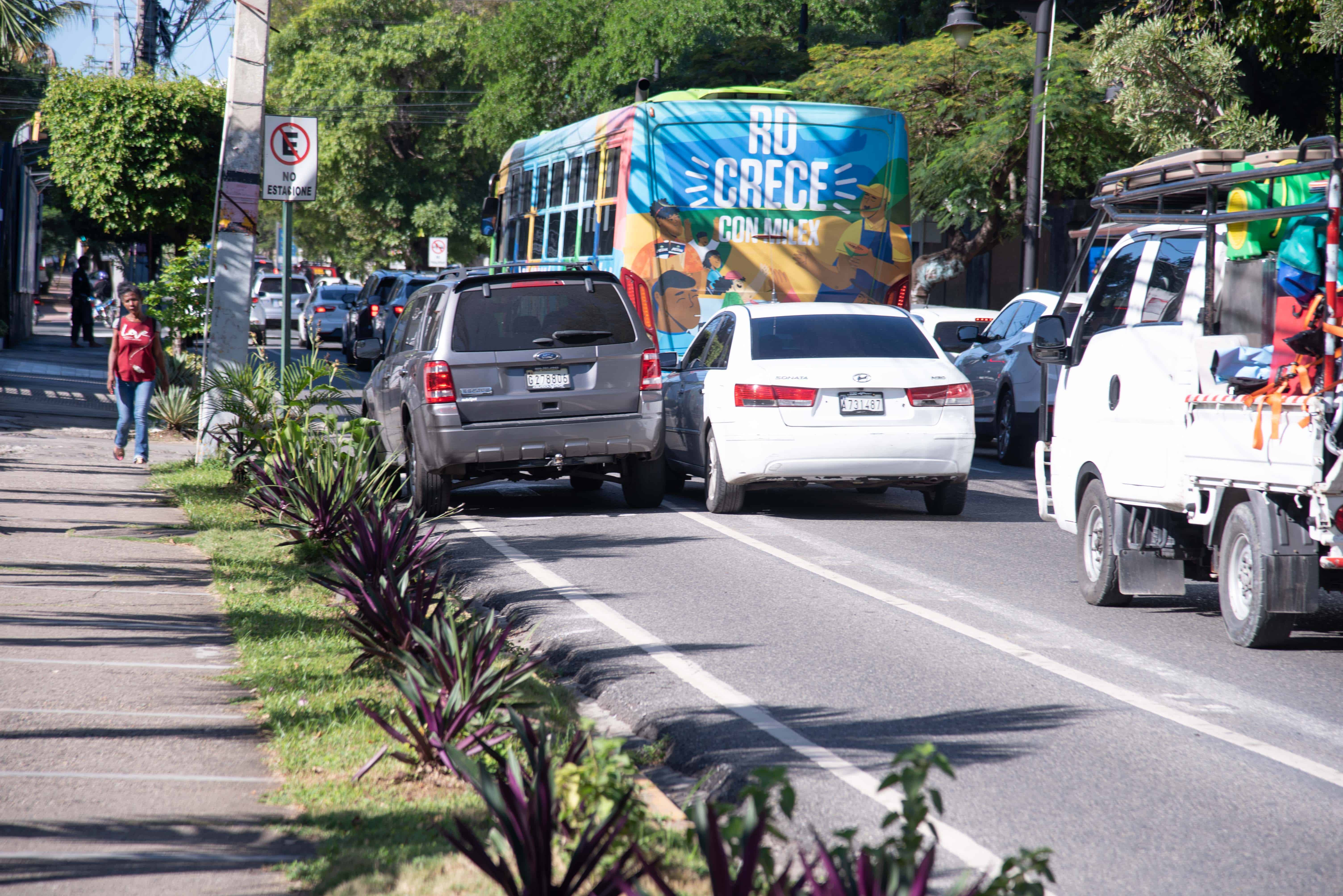 Algunos conductores no respetan la ciclovía