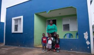 Manos solidarias hacen feliz a padres de trillizos que recibieron una vivienda