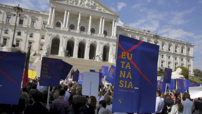 Portugal despenaliza la eutanasia y espera última palabra del presidente