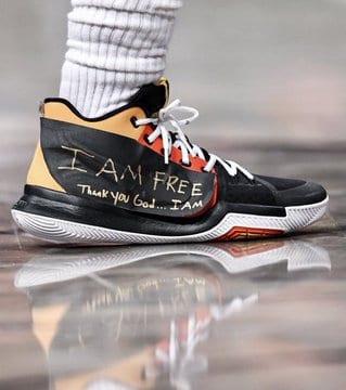 Irving cubre el logo de Nike en sus zapatillas en respuesta a la cancelación