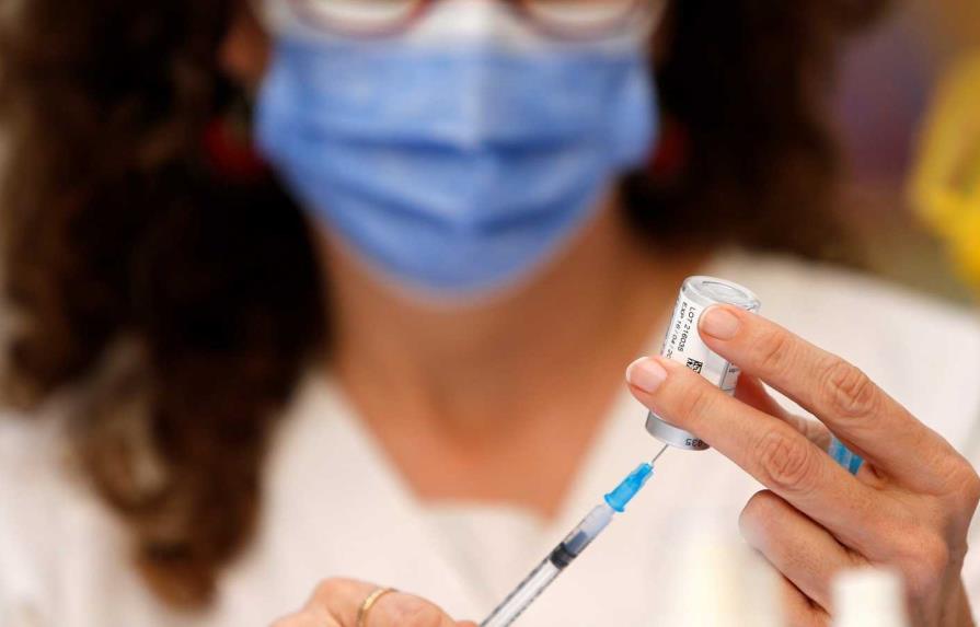 Francia insiste en vacunas y mascarilla para covid y epidemias invernales