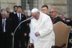 El papa Francisco llora evocando la guerra que afecta a Ucrania martirizada