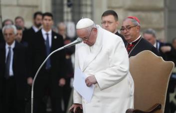 El papa Francisco llora evocando la guerra que afecta a Ucrania martirizada