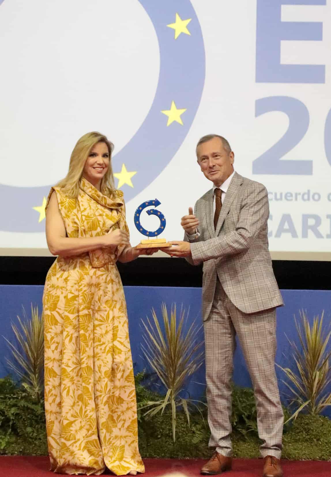 Elsa Turull de Alma recibe el Premio EPA 2022 de mano de Eric Fournier.