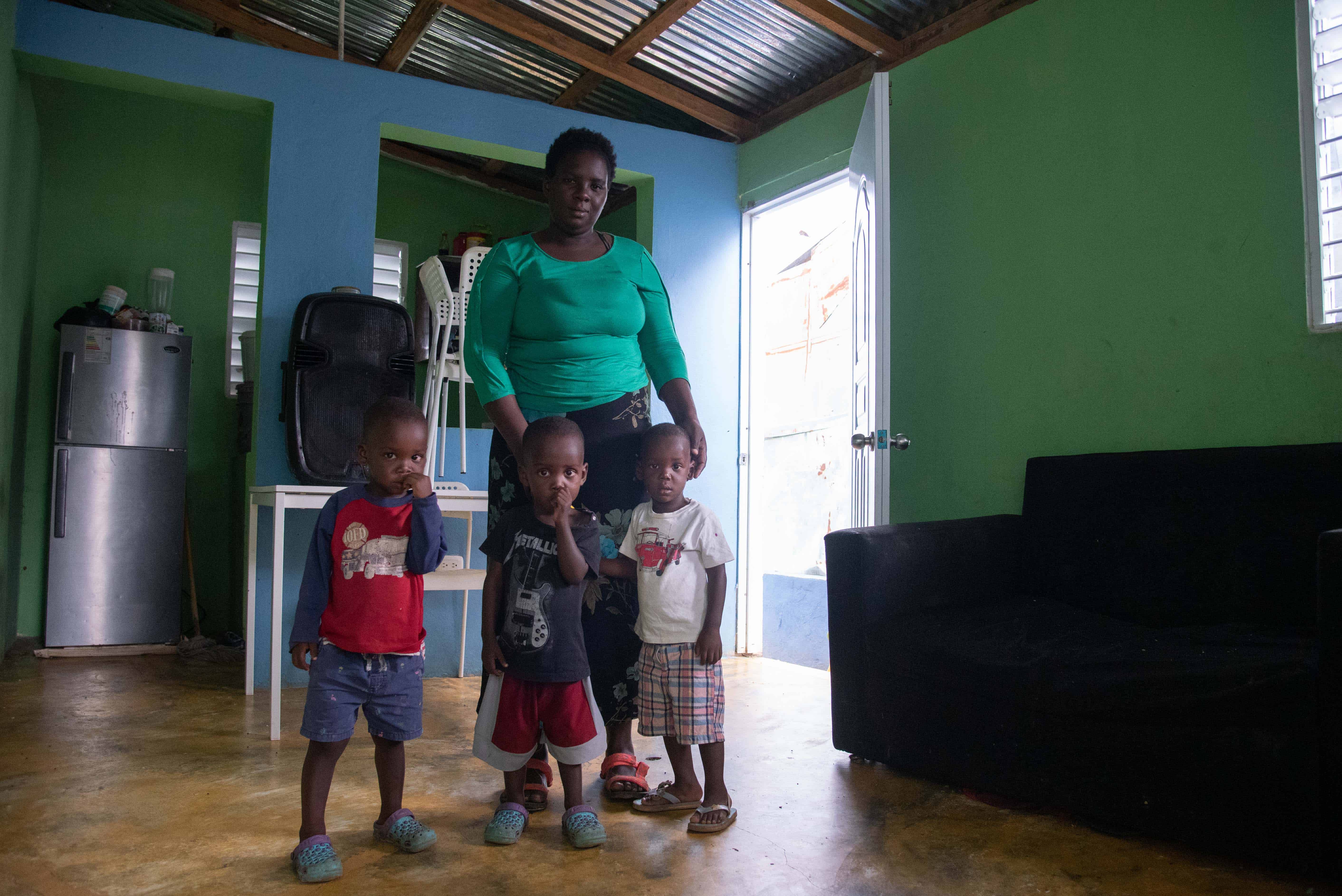 La familia en su casa actual.