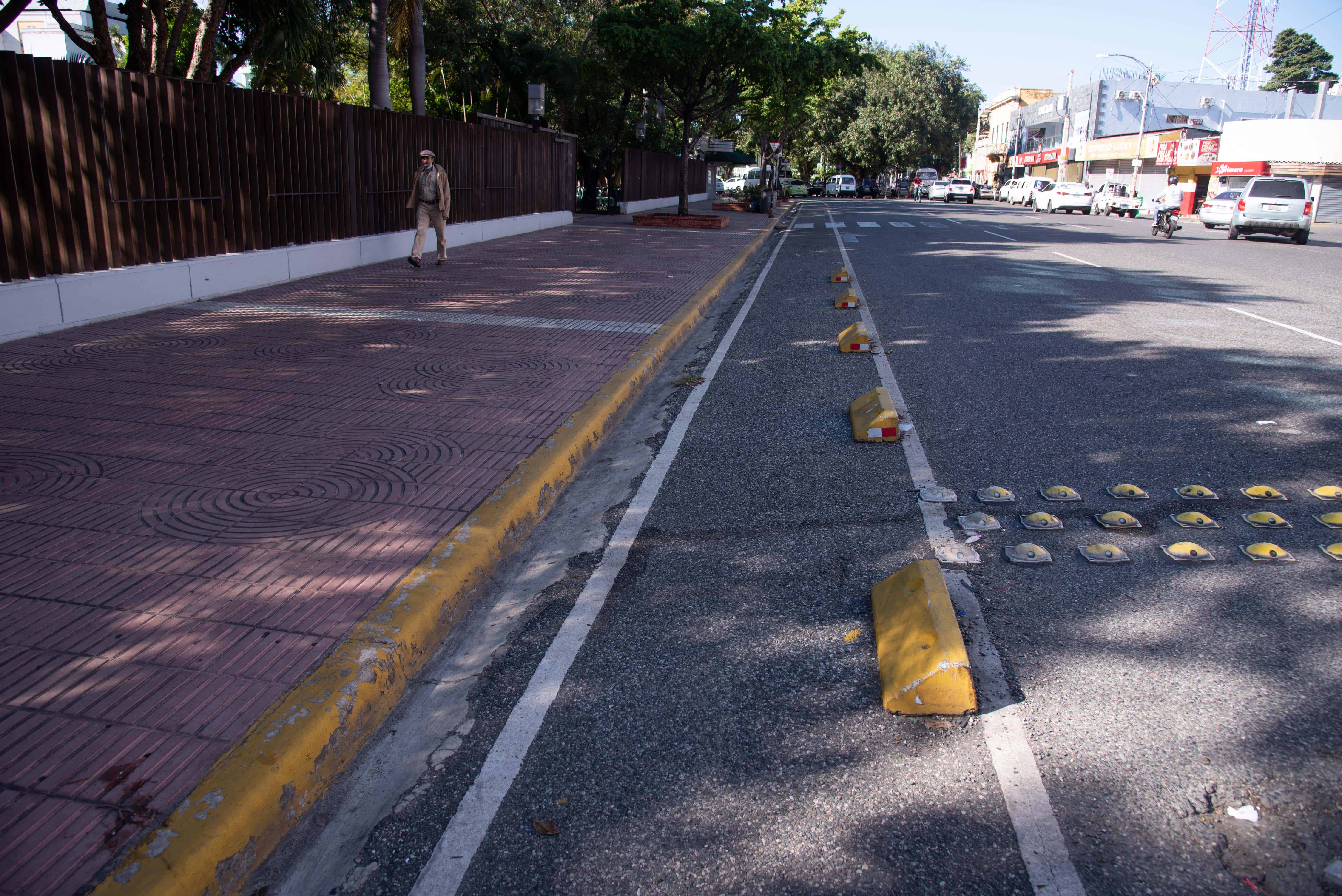 Bolardos en la Bolívar, frente por el Parque Independencia.