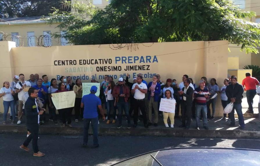 Maestros del programa educativo Prepara protestan en Santiago